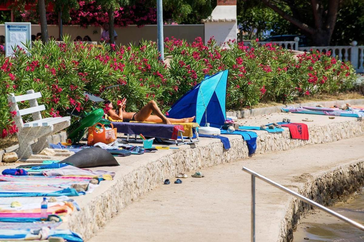Villa Flora Maris Apartments Privlaka  Kültér fotó